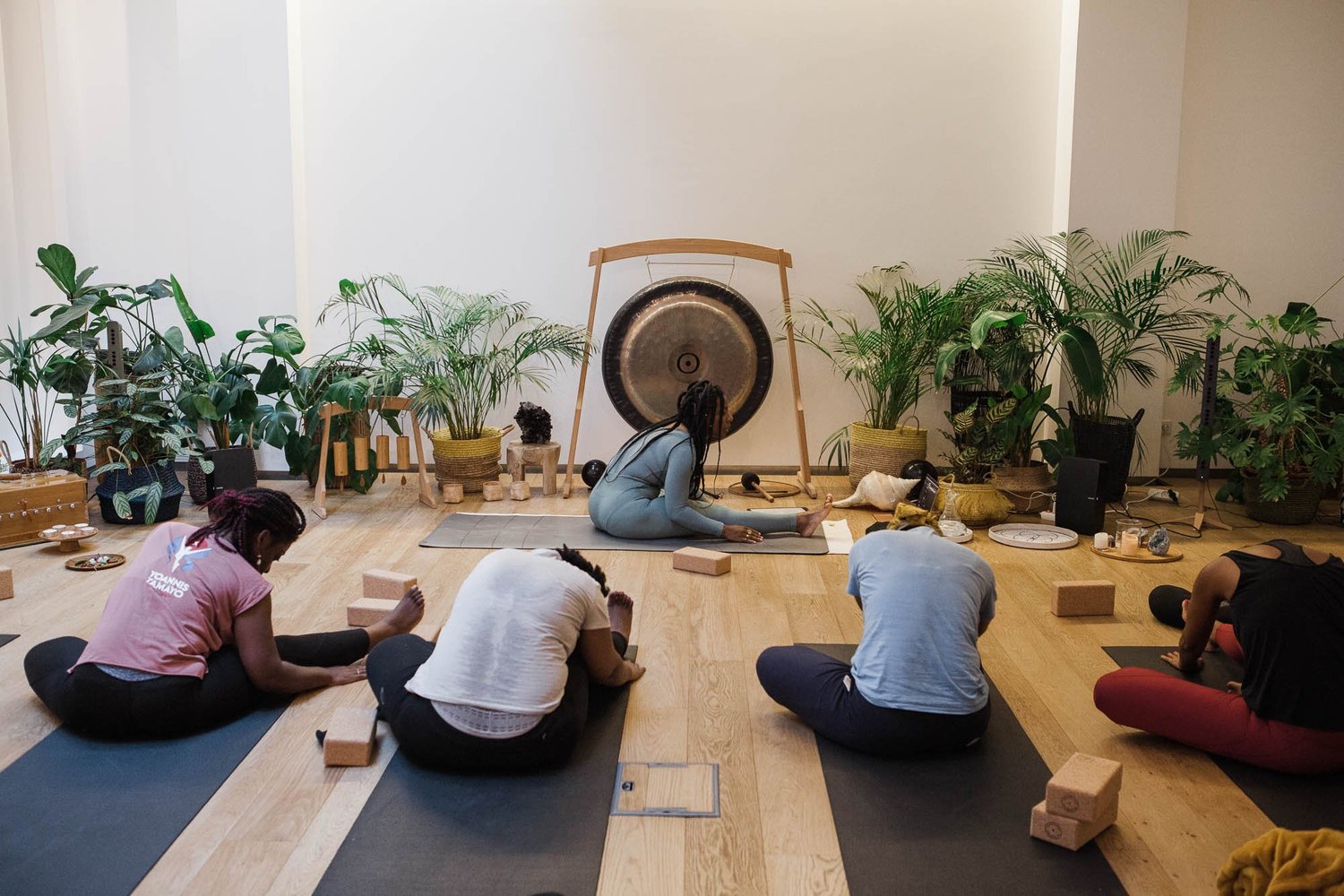 Une séance de yoga en groupe, devant le gong